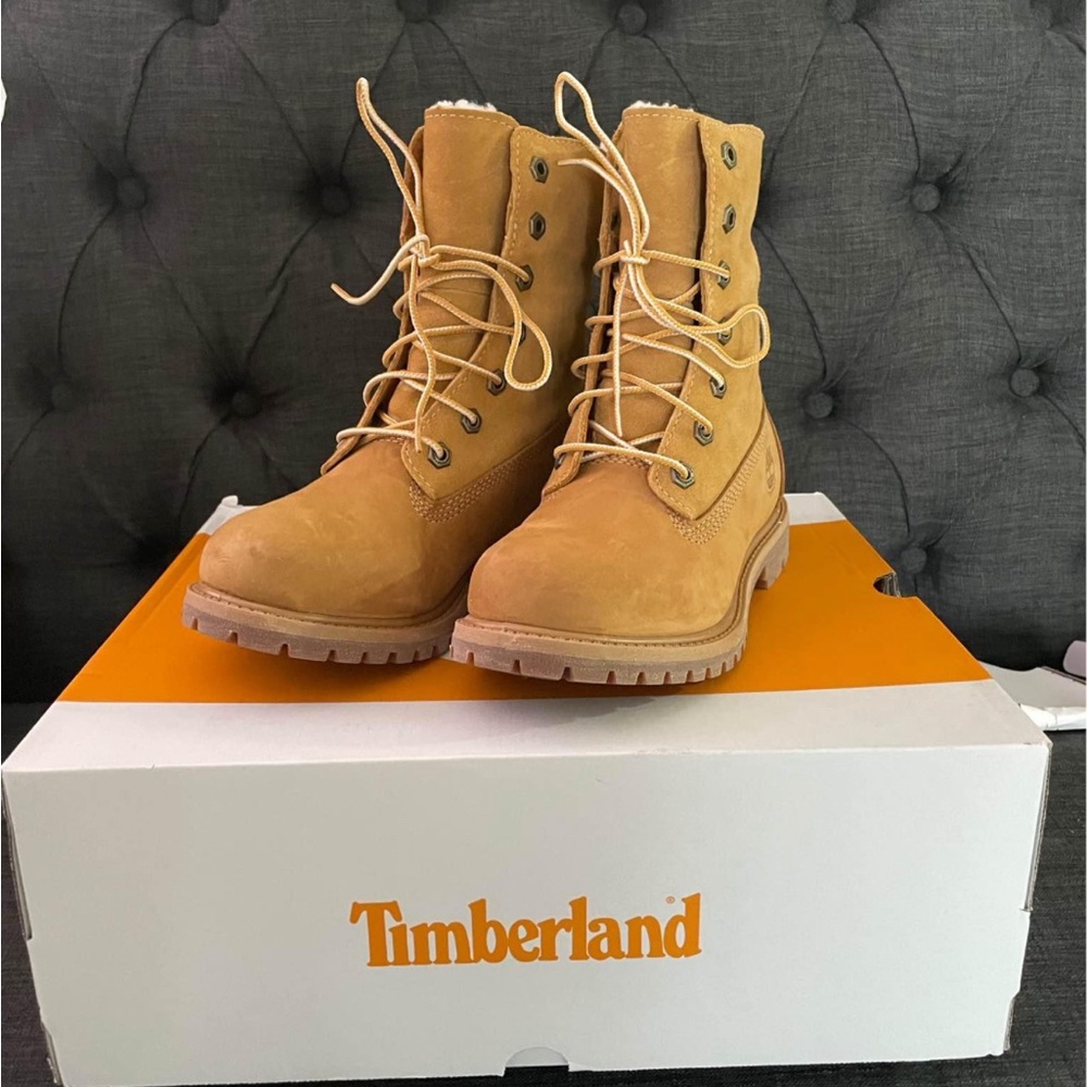 Timberland boot
Size 6